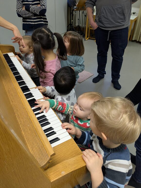 Kinder am Klavier