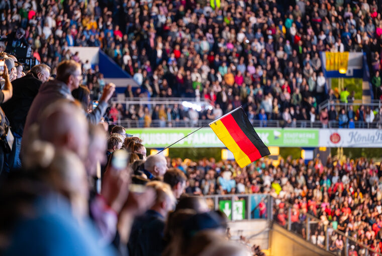 Symbolbild Olympia Menschen im Stadion