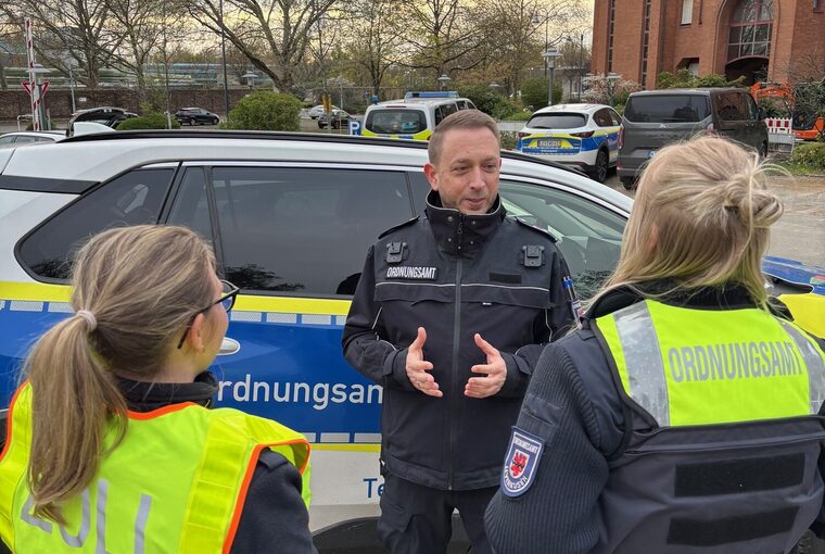 Marcus Richter, Leiter des Kommunalen Ordnungsdienstes, im Austausch mit Einsatzkräften