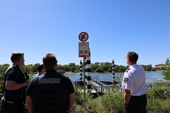 Gruppenfoto Badeverbotsschild Wacht am Rhein