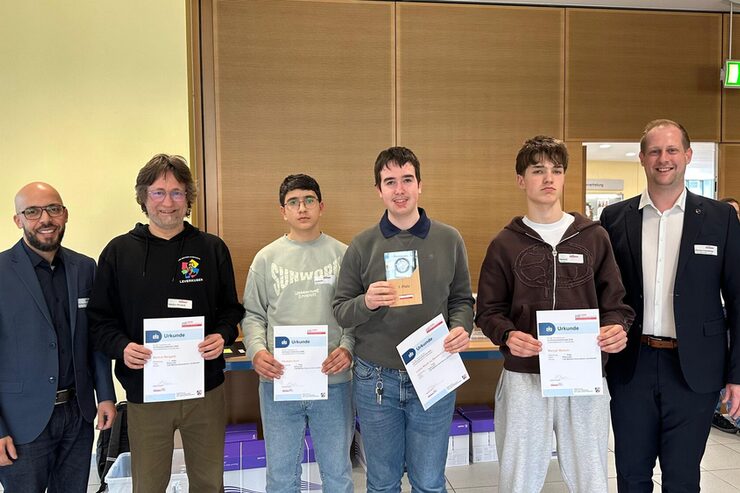 Gewinner-Team des Lise-Meitner-Gymnasiums mit Bürgermeister Mohammed Rifi und Florian Frankenau von Covestro