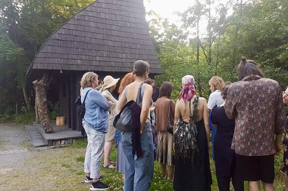 Personengruppe bei Wildkräuterspaziergang