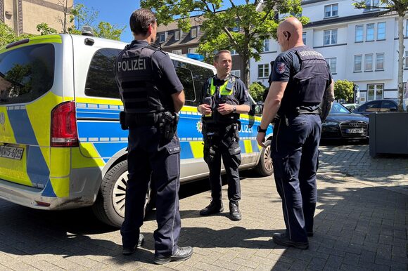 Marcus Richter, Leiter KOD, mit Einsatzkräften von Polizei und KOD.