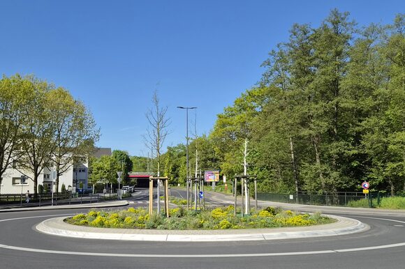 Der Kreisverkehr Rennbaumstraße mit neuer Baumbepflanzung.