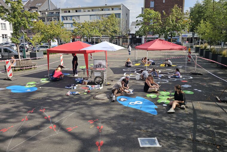 Bodenspiele werden auf dem Marktplatz in Wiesdorf aufgebracht