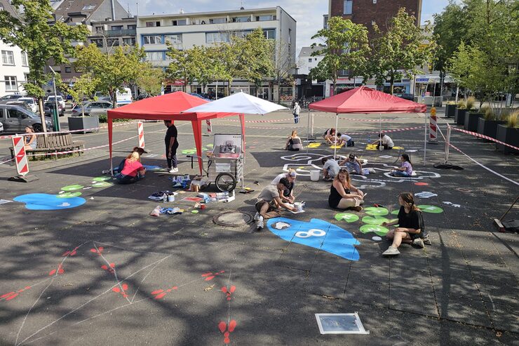 Bodenspiele werden auf dem Marktplatz in Wiesdorf aufgebracht