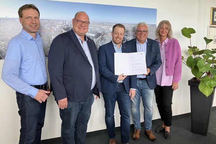 Freude über den genehmigten Haushalt: Beigeordneter Alexander Lünenbach, Oberbürgermeister Stefan Hebbel, Stadtkämmerer Sascha Inderwisch, Stadtdirektor Marc Adomat, Beigeordnete Andrea Deppe (v.l.n.r.)