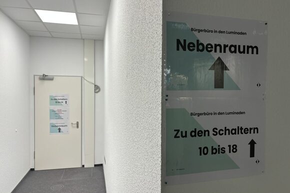 Hinweisschilder führen zum neuen Nebenraum.