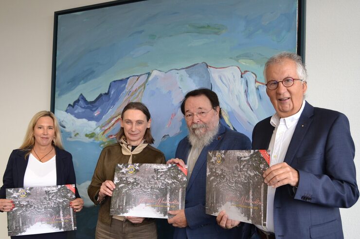 Die drei Präsident*innen der Lionsclubs überreichen den ersten Kalender an Bürgermeister Bernhard Marewski