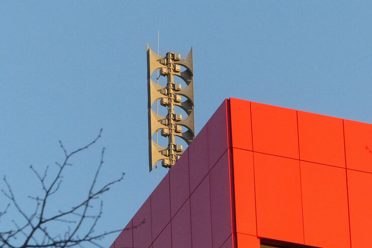Sirene auf einem Gebäude