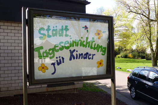 Schild Städtische Tageseinrichtung für Kinder