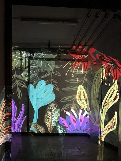 Lichtkunst mit bunten Pflanzen