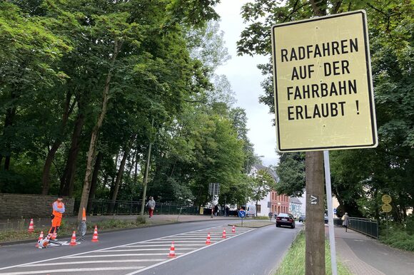 Hinweisschild "Radfahren auf der Fahrbahn erlaubt!" auf der Mülheimer Straße