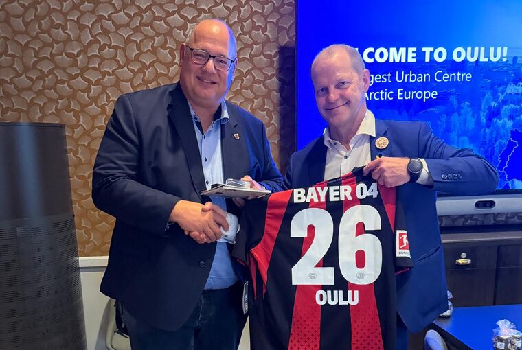 Oberbürgermeister Stefan Hebbel und der Bürgermeister von Oulu Ari Alatossava
