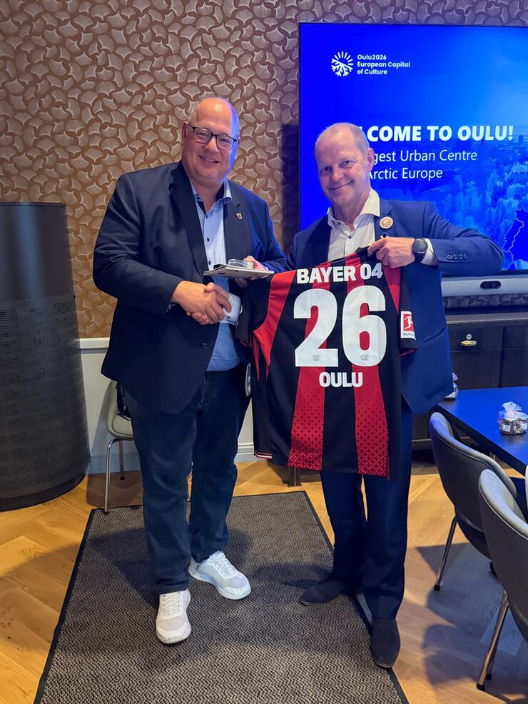 Oberbürgermeister Stefan Hebbel und der Bürgermeister von Oulu Ari Alatossava