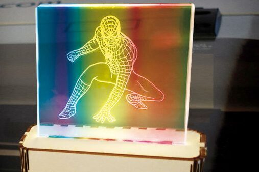Superheldmotiv von LED-Lichtern angestrahlt