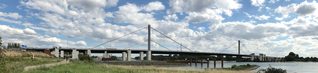 Baustelle Autobahnbrücke im Sommer 2020 vom Leverkusener Rheinufer aus