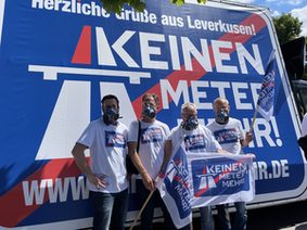 Mit Plakat, Fahnen und T-Shirts mit Slogan an der Invalidenstraße ...