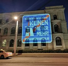 Gebäude Illuminiert mit dem Slogan "Keinen Meter mehr!