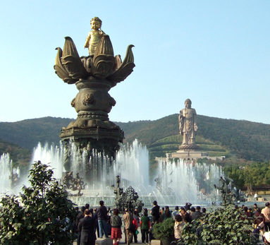 Brunnen und Buddha-Statuen