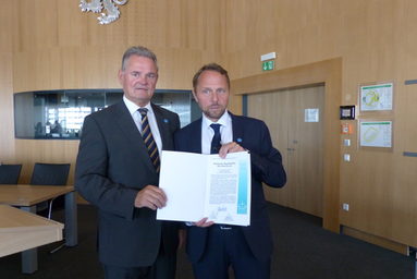 Günter Rosenke und OB Richrath unterzeichneten den Vertrag