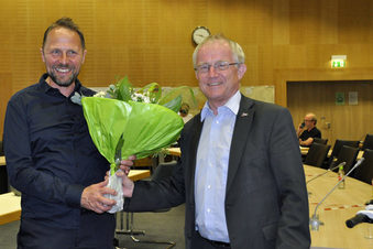 Gratulation für Rüdiger Scholz (re.) von Oberbürgermeister Uwe Richrath