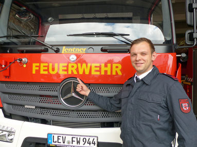 Martin vor einem der Feuerwehrfahrzeuge
