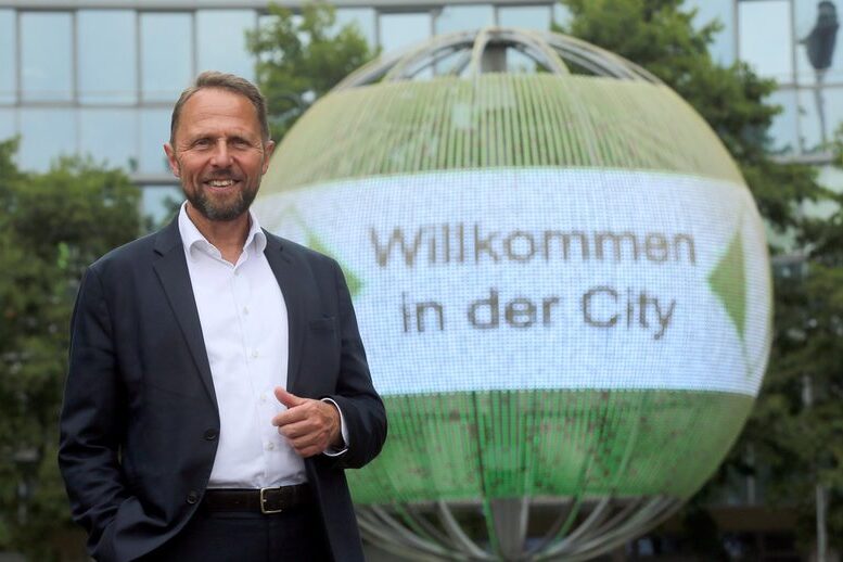 Oberbürgermeister Richrath vor der LeverKugel