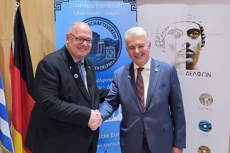 Oberbürgermeister Stefan Hebbel (l) und sein Amtskollege Panagiotis Tagalis mit freundschaftlichem Handschlag.
