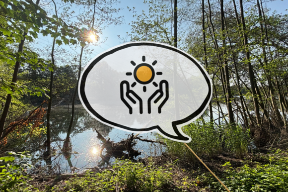 Eine Sprechblase mit Händen vor einem See