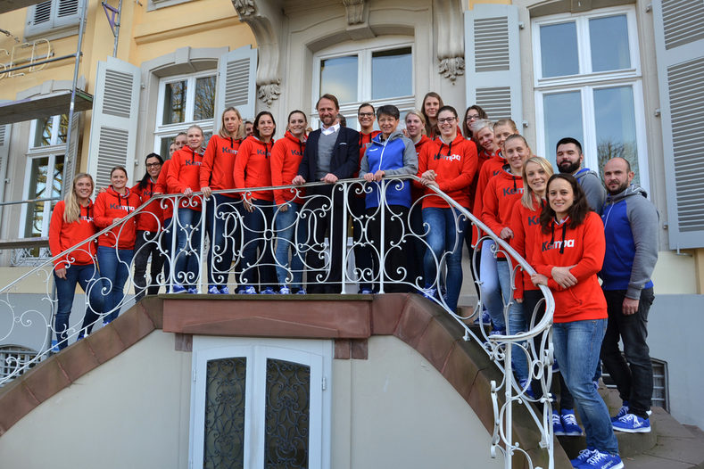 Das Team mit Oberbürgermeister Uwe Richrath auf der Schlosstreppe
