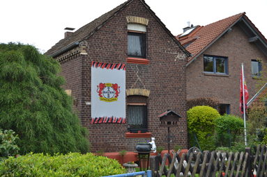 Große Bayer04-Fahne an einem Haus