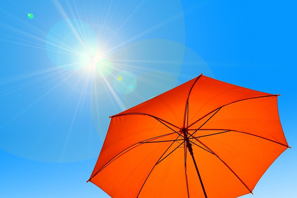 Ein Sonnenschirm ist aufgespannt