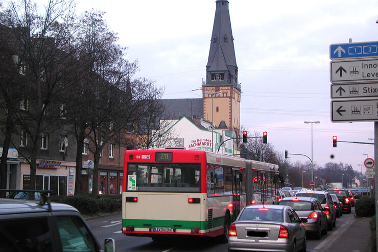 Verkehr auf der Gustav-Heinemann-Straße