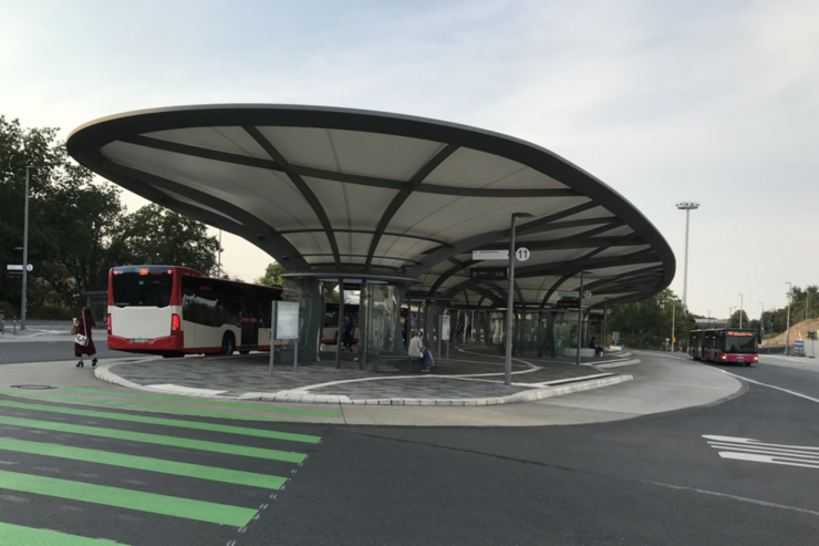 Der Zentrale Busbahnhof mit seinem markanten Dach am Bahnhof Leverkusen Mitte
