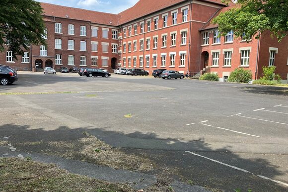 Parkplatz der Musikschule in Leverkusen Wiesdorf