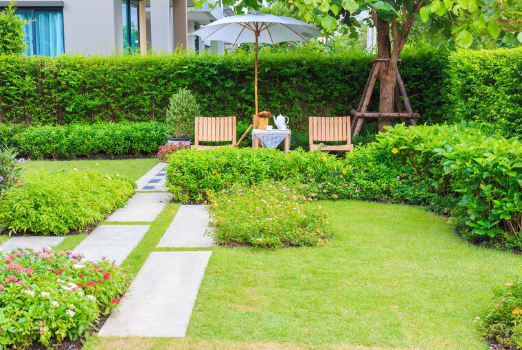 Ein schön gestalteter Garten mit viel Rasen