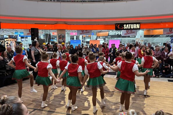 Eine Karnevalstanzgruppe tanzt in der Rathausgalerie