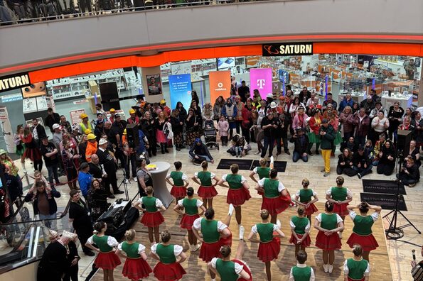 Auf einer Bühne in der Rathausgalerie tanzt eine Kindertanzgruppe