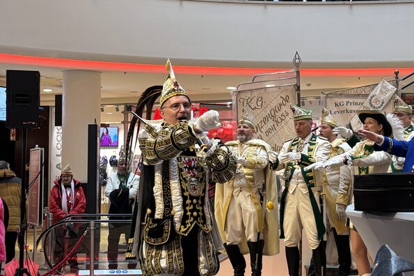 Prinz Rogério I. spricht in ein Mikrofon