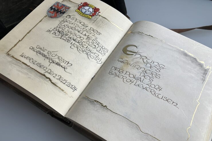 Eintrag im Goldenen Buch: Bei einem Empfang im Schloss hat sich die Werkself Bayer 04 - zum ersten Mal Deutscher Fußballmeister und DFB-Pokalsieger -im Mai 2024 ins Goldene Buch der Stadt eingetragen.
