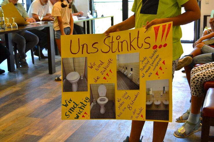 Plakat aus einer der Kinder- und Jugendsprechstunden zum Thema Toiletten an der Schule