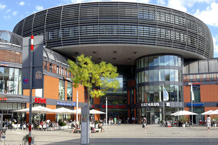 Die Rathaus-Galerie mit dem Rathaus rechts im Bild am Friedrich-Ebert Platz 1 in der City