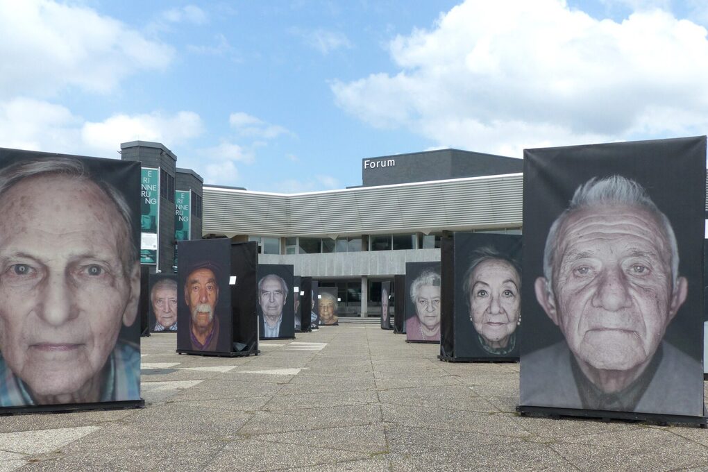 Große Stelen auf dem Forum-Vorplatz zeigen Porträts von Überlebenden des Holocaust