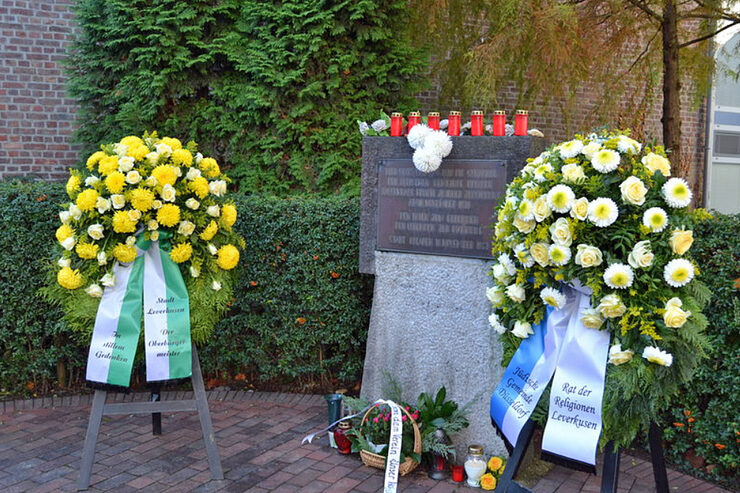 Gedenk- und Mahnmal mit Kränzen am Platz der Synagoge