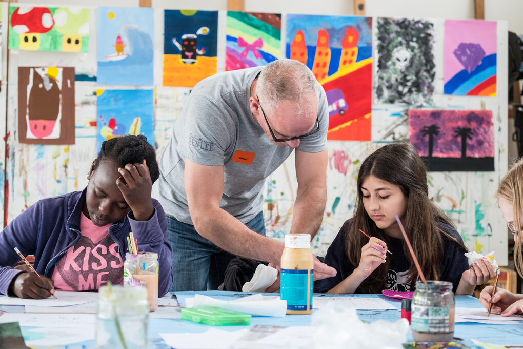Kinder zeichnen und malen in einem Kunst-Kurs der Musik- und Kunstschule