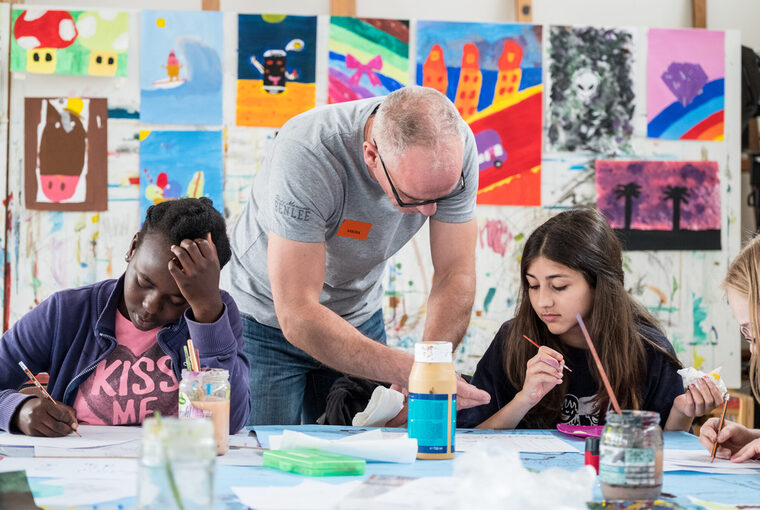 Kinder zeichnen und malen in einem Kunst-Kurs der Musik- und Kunstschule