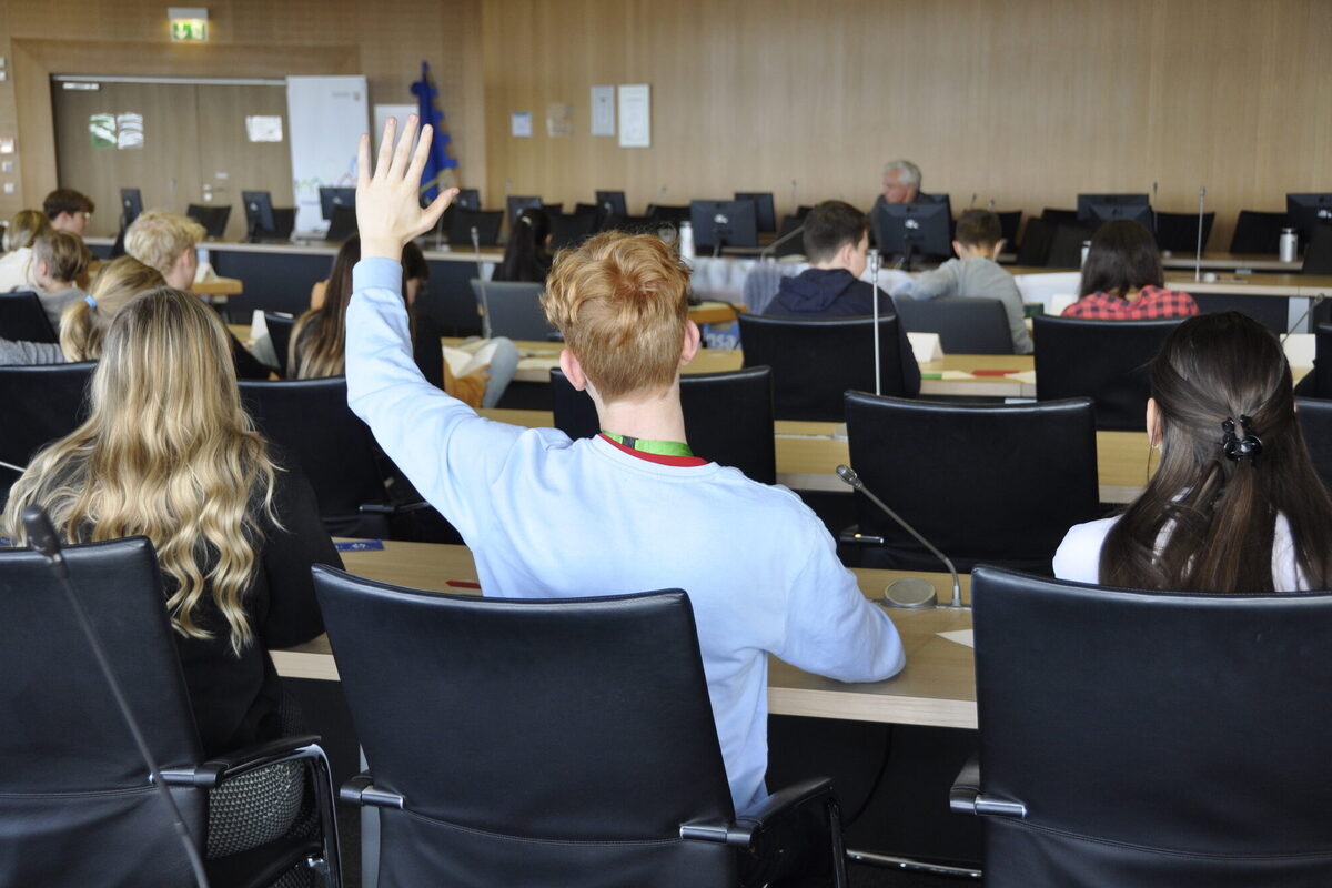 Ein Junge meldet sich beim Jugendstadtrat