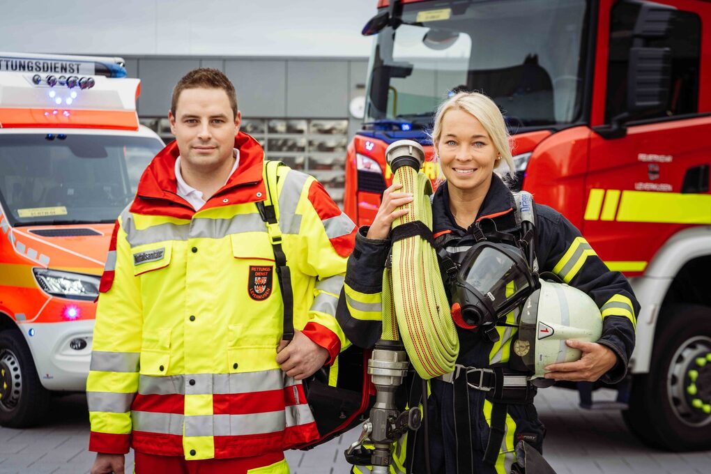 Retungssanitäter und Feuerwehrmann im Fokus