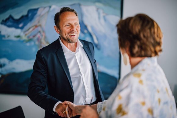 Oberbürgermeister Richrath schüttelt die Hand einer Mitarbeiterin